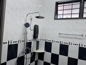Zimmer, 1 Doppelbett, eigenes Bad | Badezimmer | Dusche, kostenlose Toilettenartikel, Handtücher
