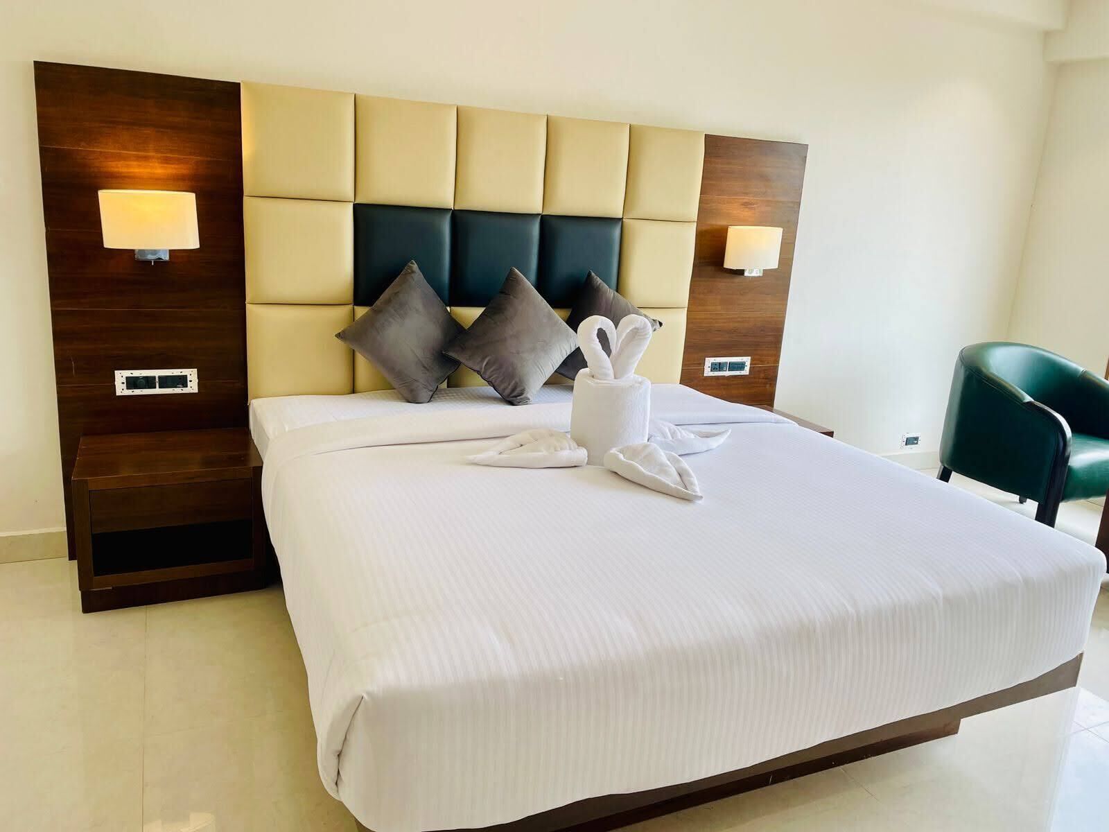 Premium Room | Minibar, in-room safe, desk, iron/ironing board