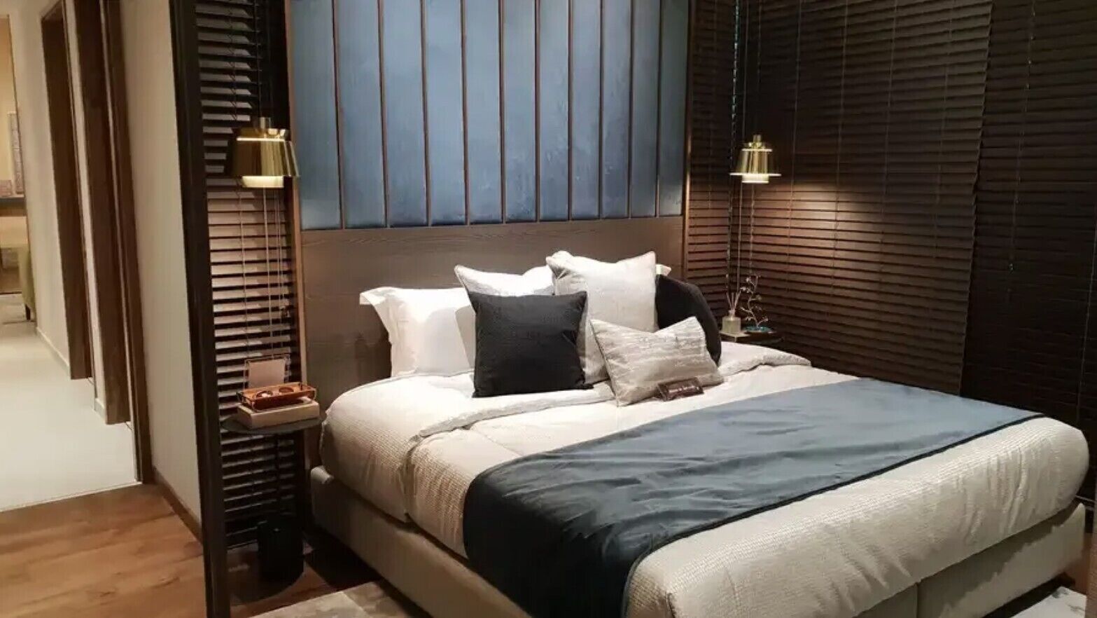 Minibar, caja de seguridad en la habitación y escritorio 