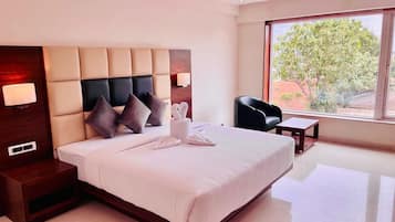 Suite | Minibar, caja de seguridad en la habitación y escritorio