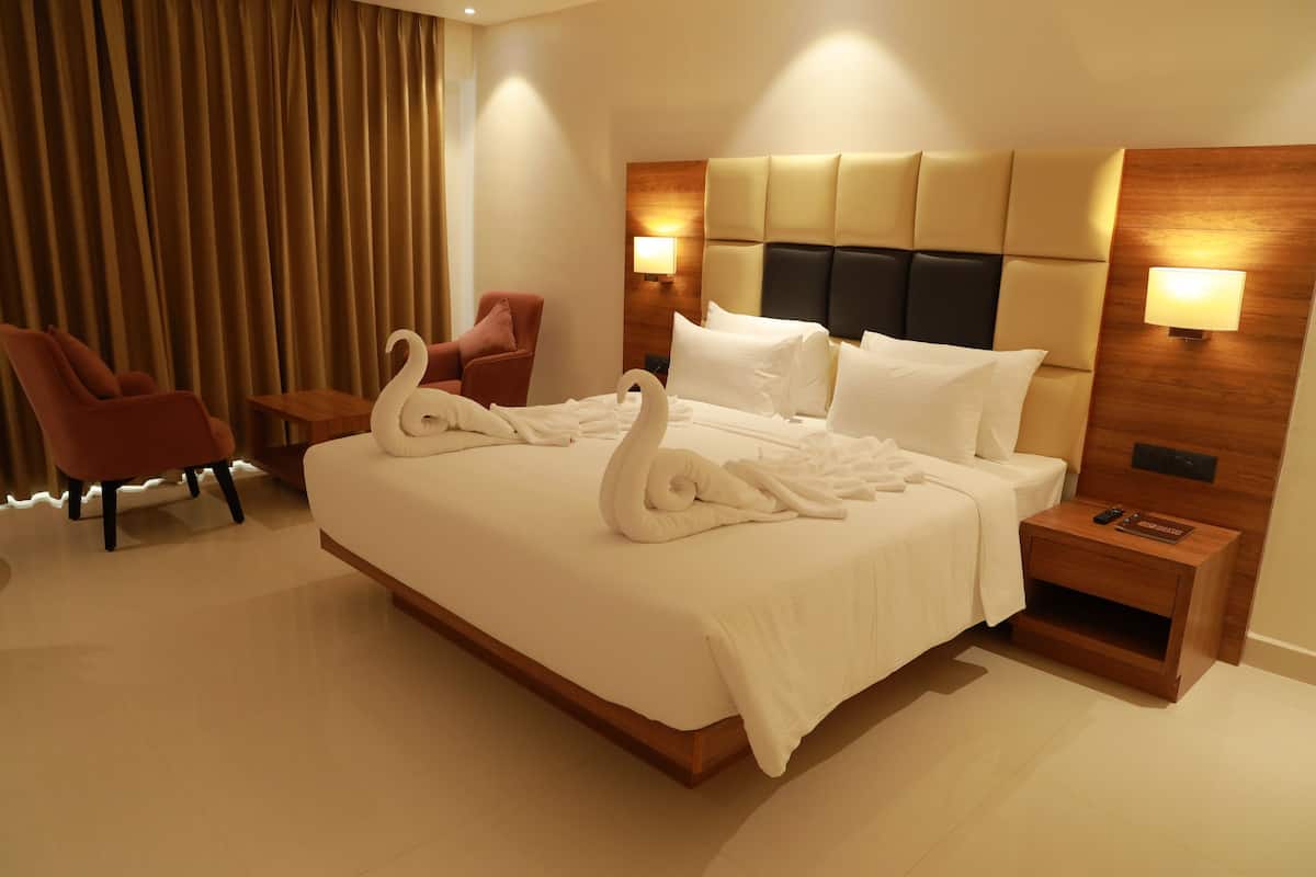 Deluxe Twin Room | 1 bedroom, minibar, in-room safe, desk