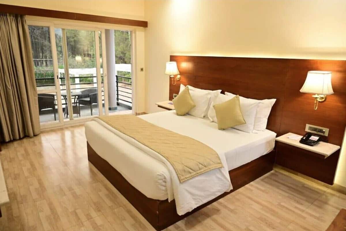 Minibar, caja de seguridad en la habitación y escritorio