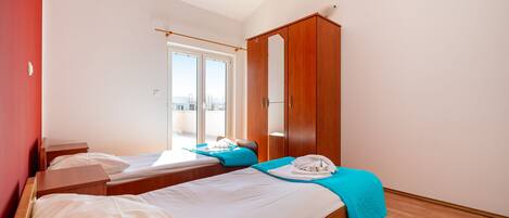 2 bedrooms, internet, bed sheets
