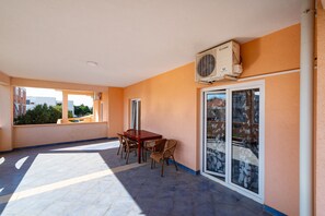 Outdoor dining - BonVie Apartments in Center B4 (Novalja)