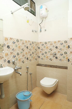 Chambre Deluxe, 4 chambres | Salle de bain | Douche, douche cascade, bidet, serviettes fournies