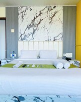 Escritorio y ropa de cama