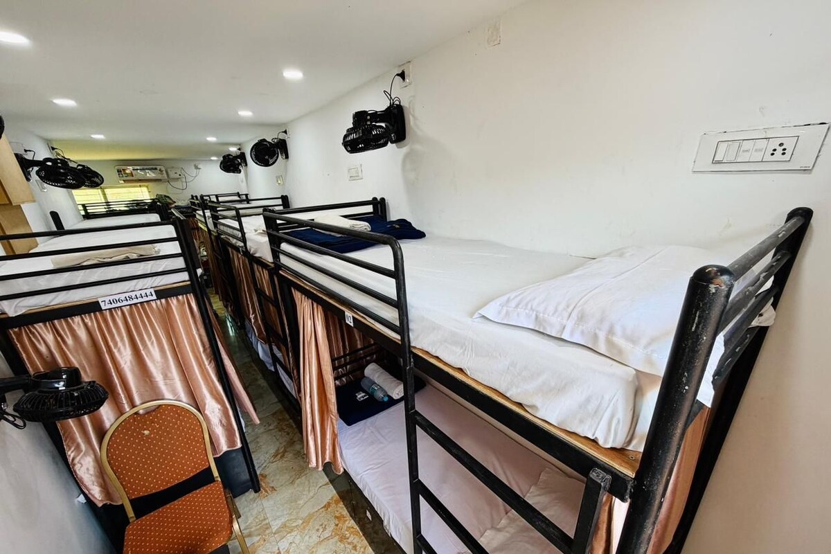 Basic Single Room | Desk, bed sheets