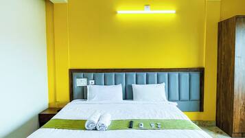 Phòng Deluxe, 1 giường cỡ queen, quang cảnh thành phố | 1 phòng ngủ, bàn, bộ trải giường