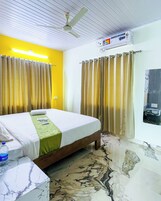 Habitación Deluxe, 1 cama de matrimonio, vistas a la ciudad | Escritorio y ropa de cama