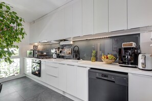 Fridge, microwave, oven, dishwasher - 703 Suite Université - Superb apartment in Paris (Paris 07 Palais-Bourbon)