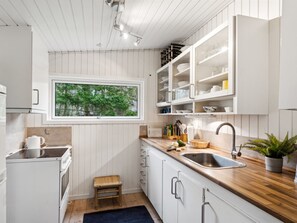 Kylskåp och grytor/köksredskap