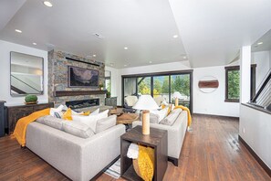 Smart-TV, Kamin, Videospiele, Tischtennisplatte