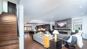 Ein modernes Wohnzimmer mit einer Couch, einem Couchtisch und einem Kamin.