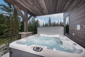 Outdoor spa tub - Luxury Ski-In/Ski-Out. Elevator, Game Room, Views! (Whitefish)