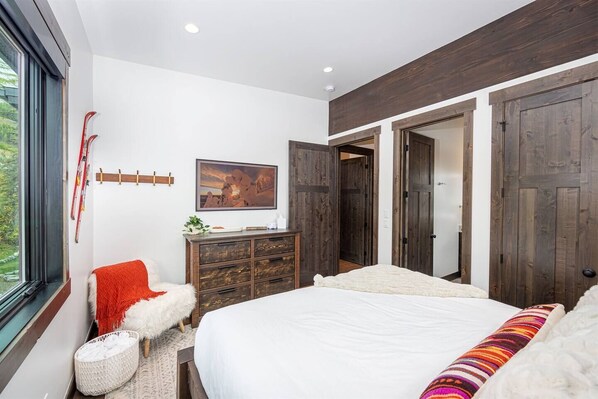 6 chambres, bureau, fer et planche à repasser, lit parapluie