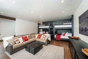 6 bedrooms, desk, iron/ironing board, travel cot - Luxury Ski-In/Ski-Out. Elevator, Game Room, Views! (Whitefish)