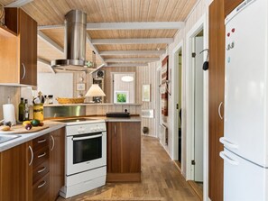 Kylskåp, mikrovågsugn, diskmaskin och grytor/köksredskap