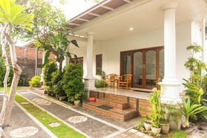 Exterior - srinadi guest house (Buleleng)