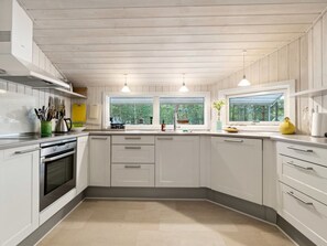 Kylskåp, ugn, diskmaskin och barnstol