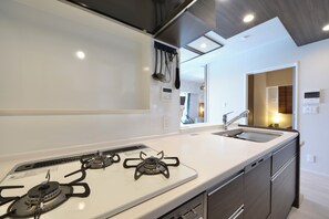 Apartamento | Cozinha privada | Geladeira, micro-ondas, cooktop, chaleira elétrica