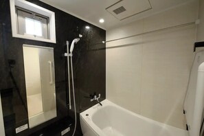 Apartamento | Baño | Ducha y bañera combinadas, secador de pelo, toallas y jabón