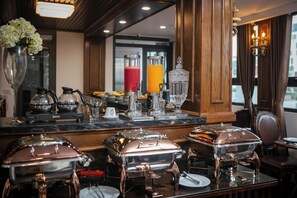 Free daily buffet breakfast  - Trang Trang Luxury Hotel (Hanoi)
