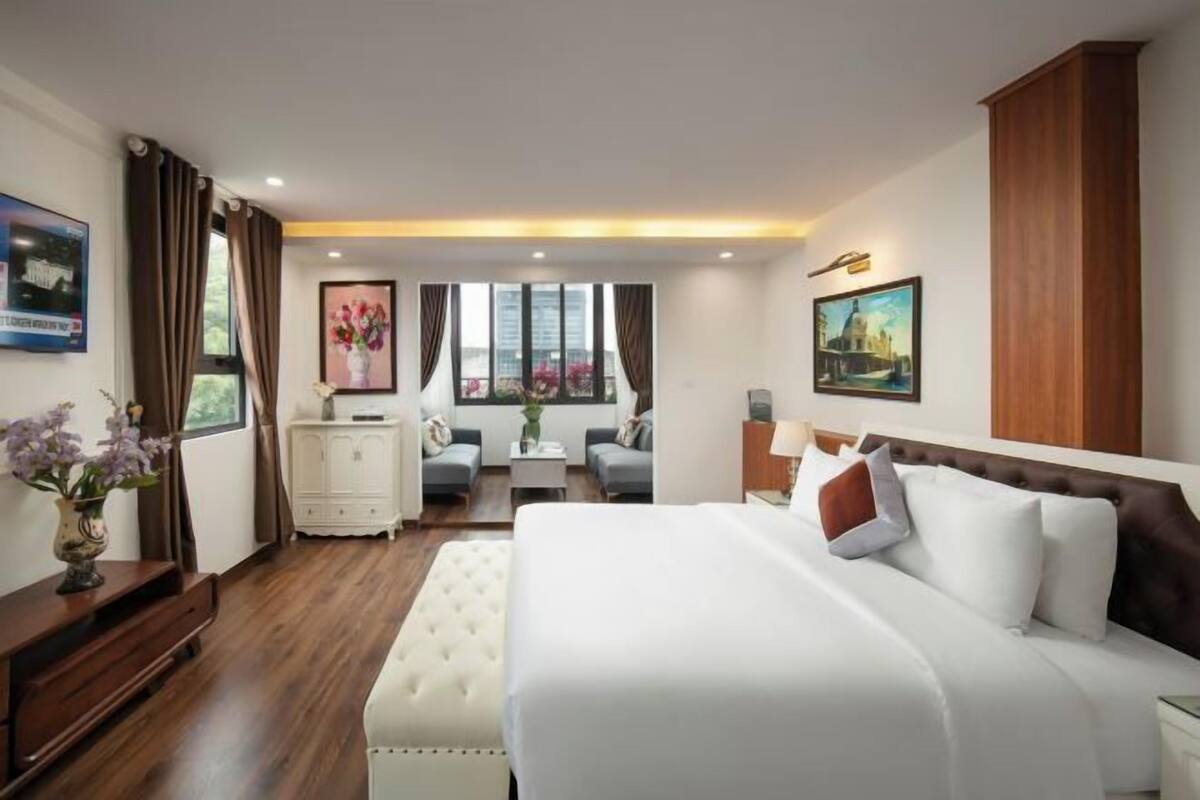 Premium bedding, down comforters, minibar, in-room safe
