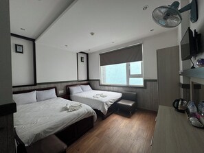 スタンダード ダブルルーム シティビュー | バスルーム | シャワー、ヘアドライヤー、スリッパ、タオル