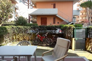 Outdoor dining - Attractive apartment with private garden (Ravenna)