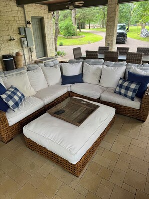 Outdoor dining - Amazing lake house  (Tool)