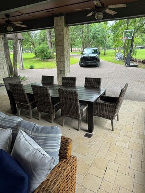 Outdoor dining - Amazing lake house  (Tool)