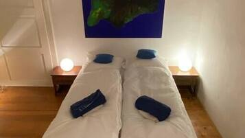 2 habitaciones, escritorio, tabla de planchar con plancha y wifi gratis