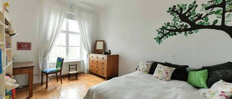 2 slaapkamers, een bureau, een strijkplank/strijkijzer, gratis wifi