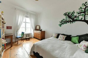 2 slaapkamers, een bureau, een strijkplank/strijkijzer, gratis wifi