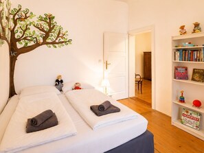 2 habitaciones, escritorio, tabla de planchar con plancha y wifi gratis 
