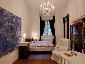 2 habitaciones, escritorio, tabla de planchar con plancha y wifi gratis 