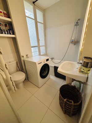 Séchoir à cheveux, serviettes fournies, savon, papier de toilette