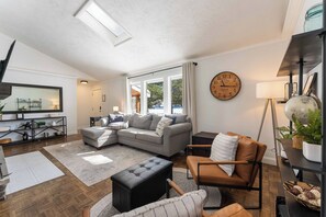 Smart TV, fireplace, table football, ping pong - Birchwood by AvantStay | Game Room + Lake Access (Blakeslee)