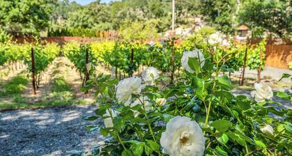 Grapevine Cottage by AvantStay | Hobby Vineyard, Firepit, Ample Outdoor Seating