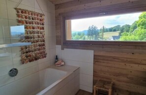 Familiekamer | Badkamer | Gratis toiletartikelen, een haardroger, badjassen, pantoffels