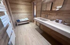 Quarto casal conforto, vista para a montanha | Banheiro | Produtos de toalete grátis, secador de cabelo, roupões de banho 