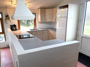 Kjøleskap, mikrobølgeovn, oppvaskmaskin og kjøkkenutstyr