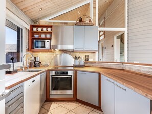 Kühlschrank, Mikrowelle, Geschirrspüler, Kochgeschirr/Geschirr/Besteck