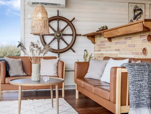 Televisión, chimenea y futbolito 