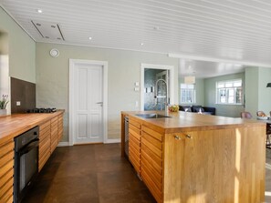 Fridge, microwave, dishwasher, cookware/dishes/utensils