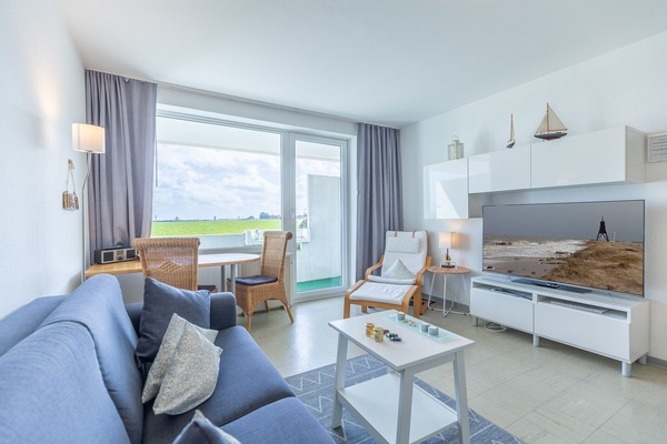 Sofa und großer Smart-TV.