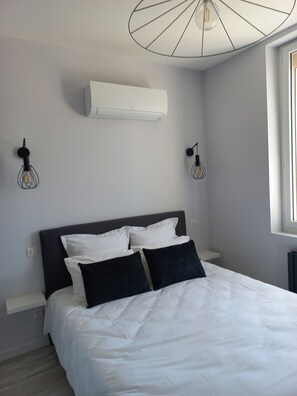 2 soverom, skrivebord, strykejern/-brett og reiseseng for barn