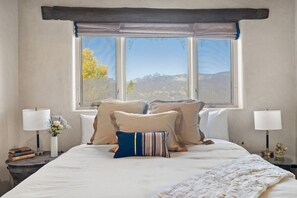 7 bedrooms, desk, iron/ironing board, travel cot