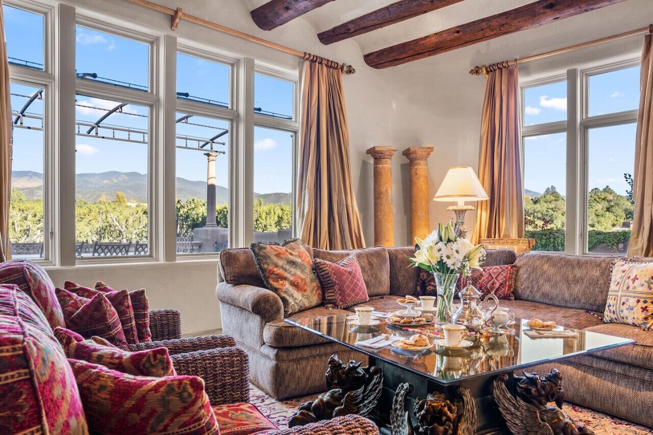 Televisión, chimenea, libros y estéreo 