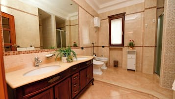 Doccia, asciugacapelli, bidet, asciugamani